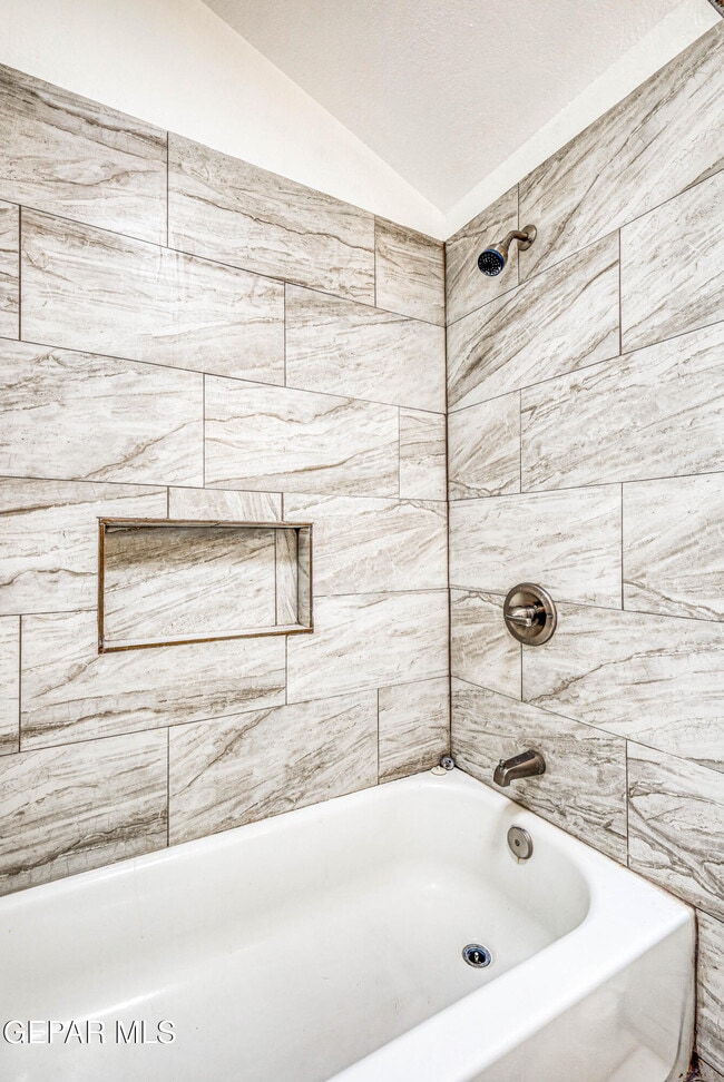 Building Photo - 630 White Cliffs Dr
