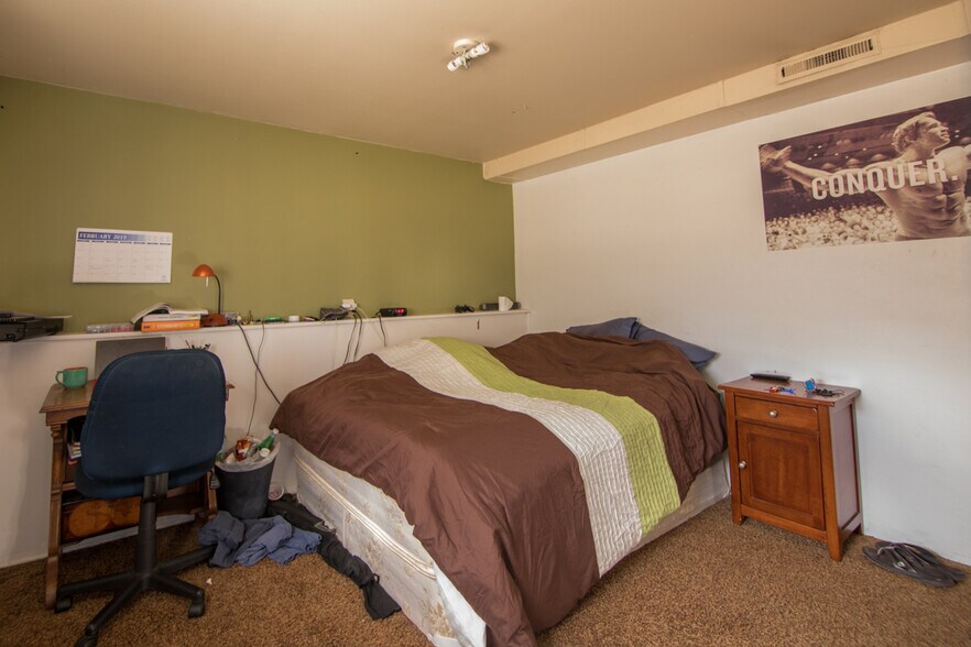 Building Photo - 1717 W Lake St