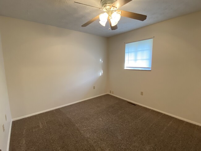 Building Photo - 5033 W Pea Ridge Rd