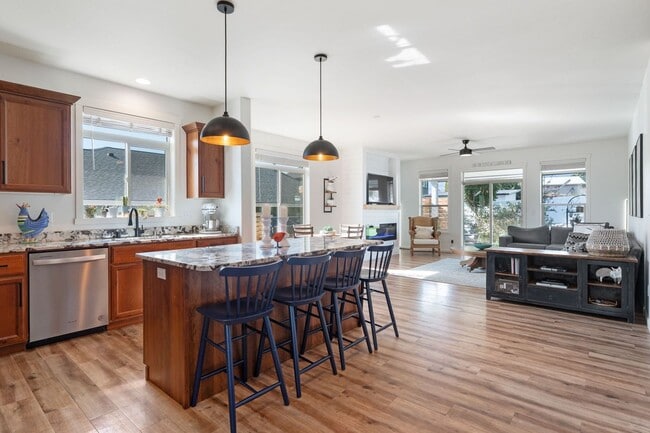 Building Photo - 3 Bedroom, 2 Bath Home