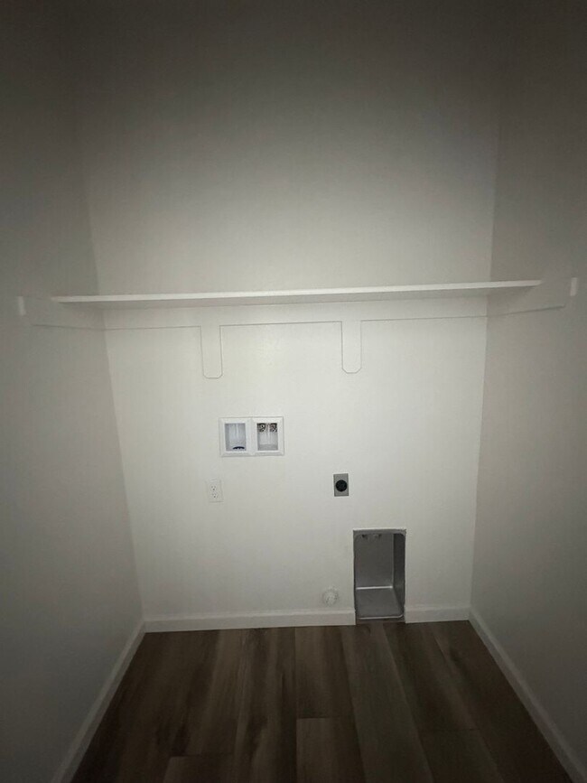 Building Photo - Two-story home in NW Visalia home Availabl...