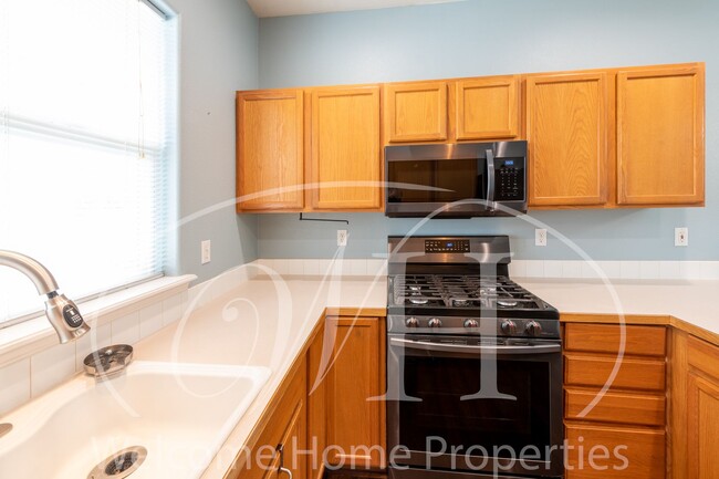 Building Photo - Beautiful 3 Bedroom Home With Fenced Backy...