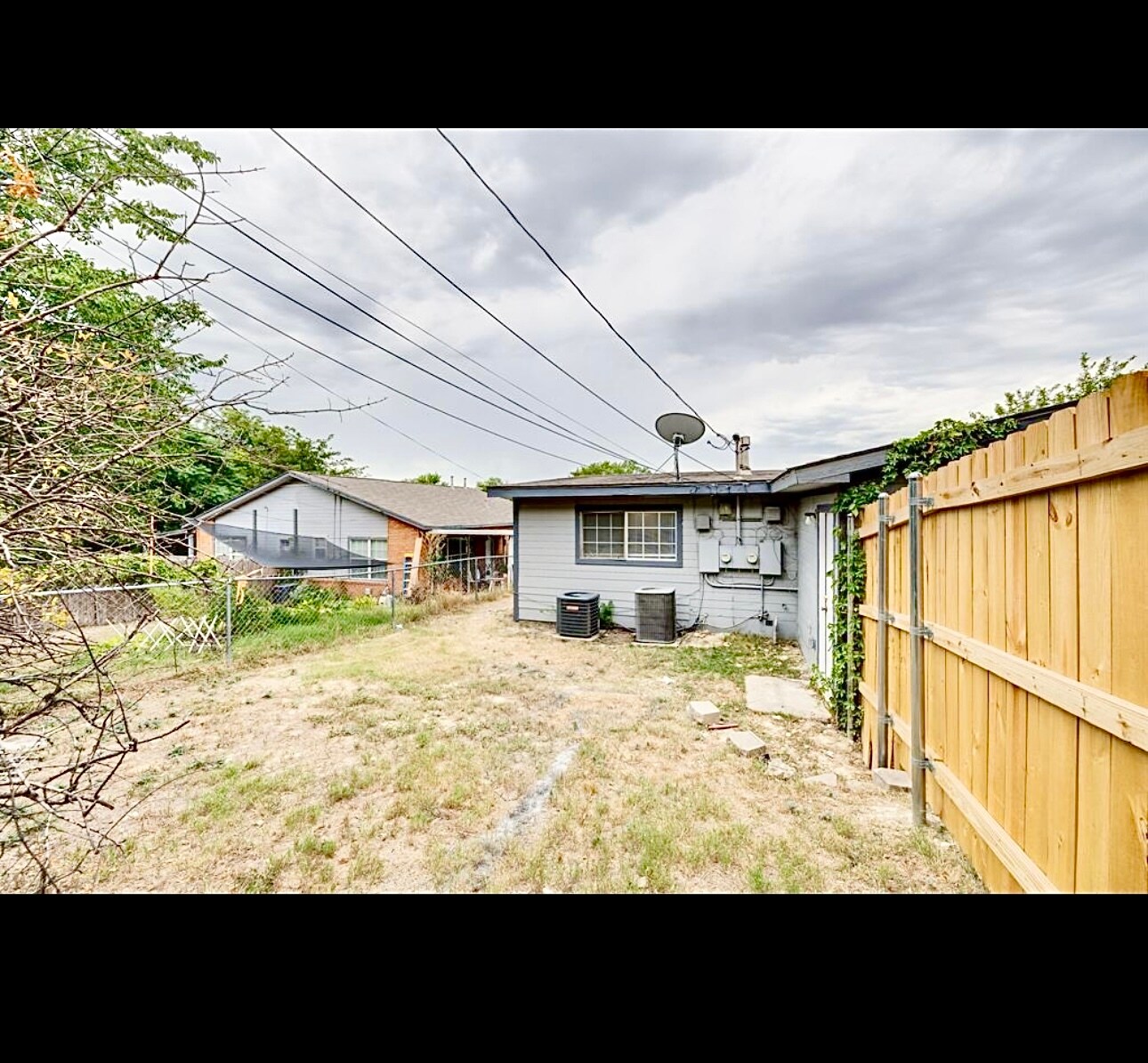 Building Photo - 5320 Lovell Ave