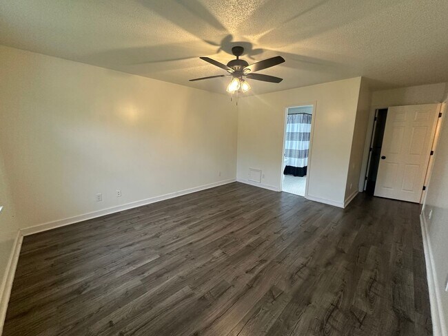 Building Photo - Don't miss this beautiful 3-bedroom, 2.5-bath home with a bonus room in the highly sought-after J...