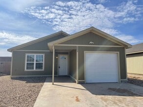 Building Photo - 3 bed 2 bath 1 Car Garage