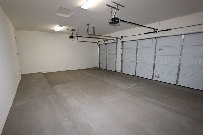 Building Photo - Granville Home with 3 Car Garage