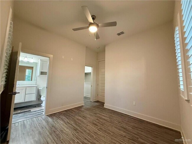 Building Photo - 3403 Lago Washington
