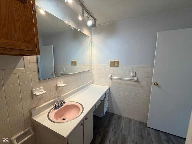 Building Photo - 5585 Gallagher Dr