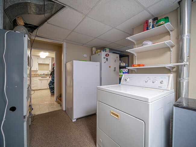 Building Photo - 1140 NE Lake St