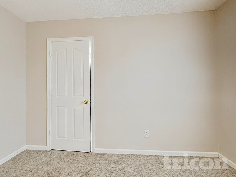 Building Photo - 3010 Great Falls Dr