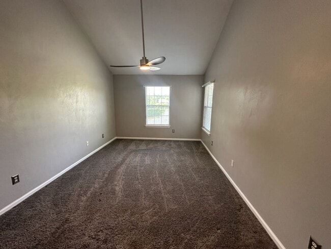 Building Photo - Gorgeous Townhouse in Riverwalk