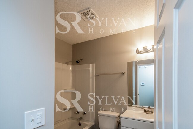 Building Photo - Your dream home awaits