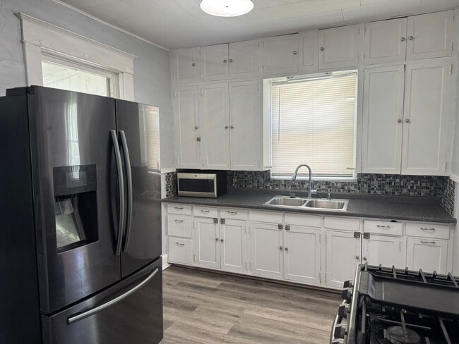 Building Photo - 3015 Edmond St