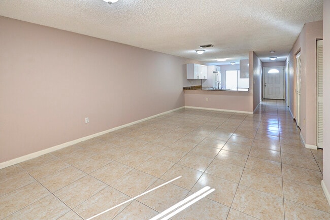 Building Photo - 858 Crystal Lake Dr