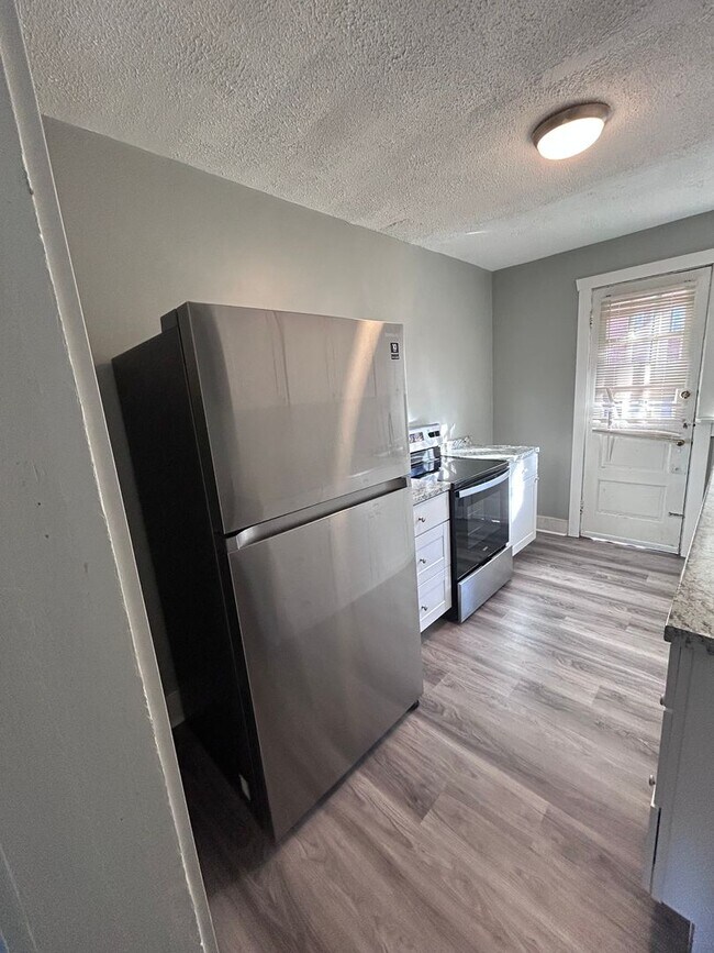Building Photo - Available Now! | Fully Remodeled 2 Bed, 1 ...