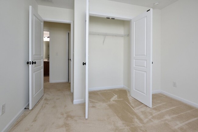 Building Photo - Townhome in Quiet Neighborhood