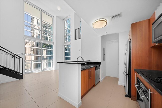Building Photo - 300 S Biscayne Blvd