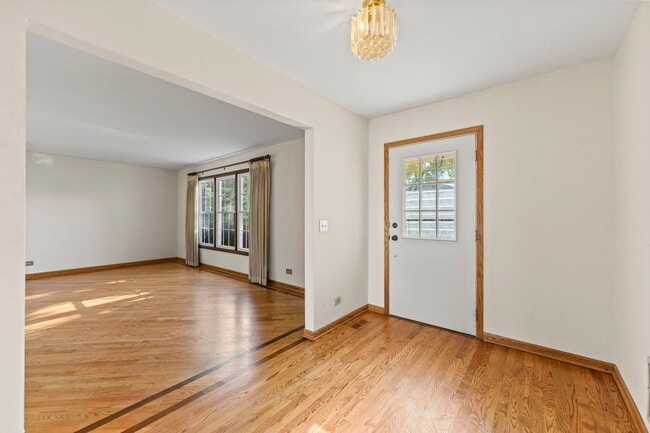 Building Photo - 62 E Fox Hill Dr