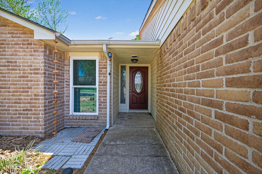 Building Photo - 18918 Droitwich Dr