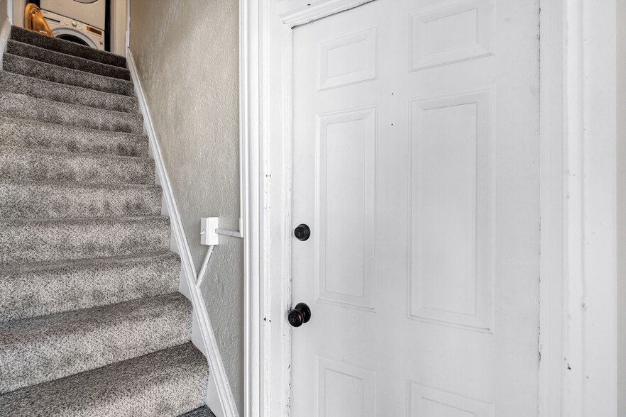 Entrance - 1125 Manitou Ave