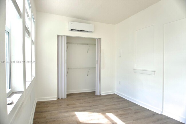 Building Photo - 501 SW 6th Ct