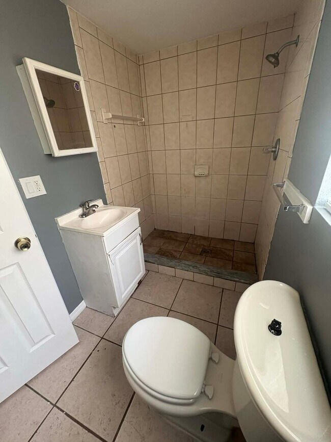 Building Photo - 4 bedroom Single-Family Home Available for Move-In NOW