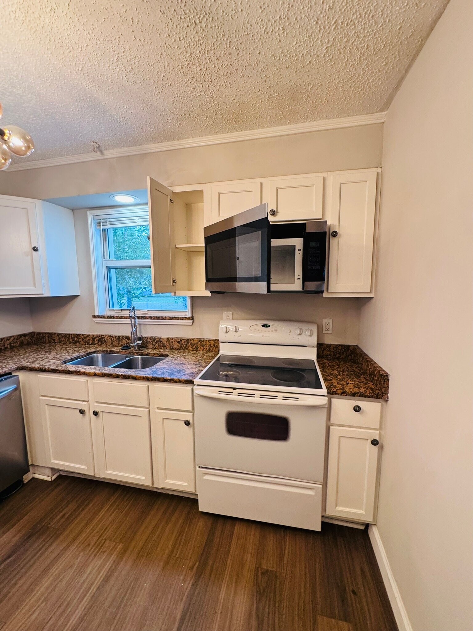 Building Photo - 2108 Burpee Dr