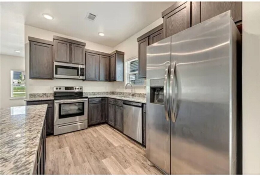 Building Photo - 820 S Benchmark Ln