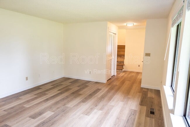 Building Photo - 1418 Tule Lake Dr S