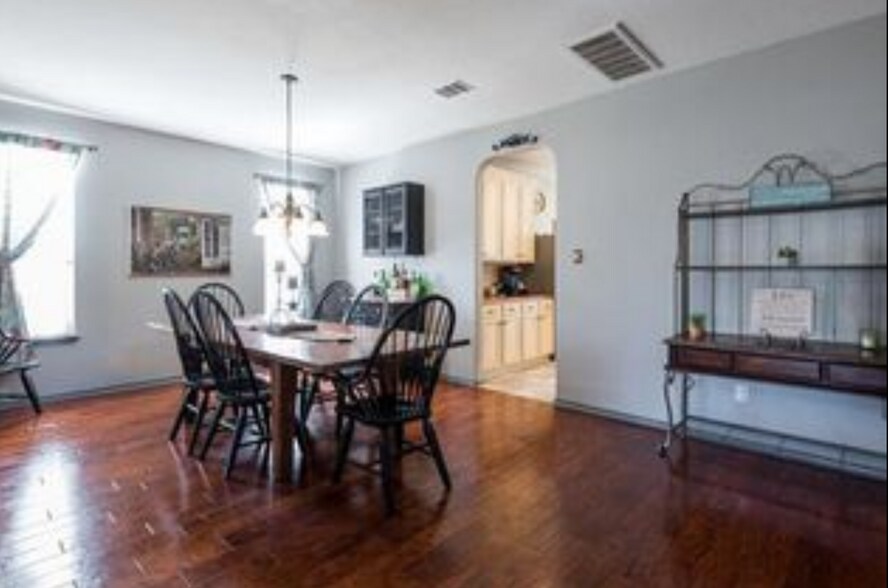 Building Photo - 4405 Woodstock Dr