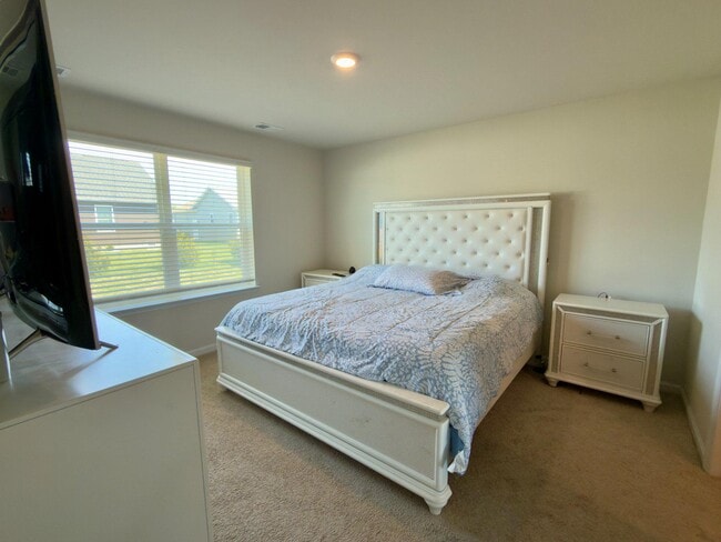 Building Photo - 61 New England Dr