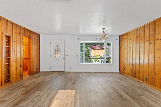 Building Photo - 475 Riverview Dr