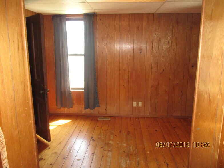 large bedroom - 514 9th St N