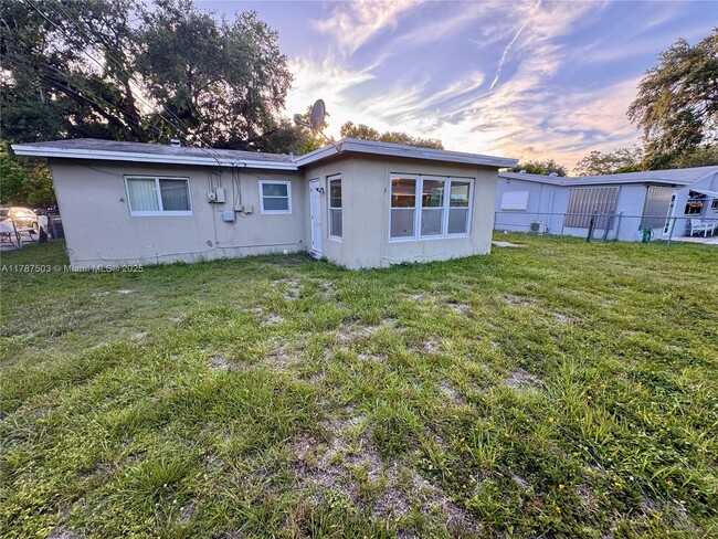 Building Photo - 4720 SW 25th Terrace
