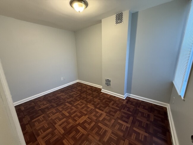 Building Photo - 1104 Baring St