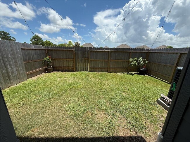 Building Photo - 5621 Hyde Park Dr