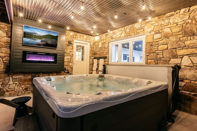 Building Photo - 33 Pinners Ln