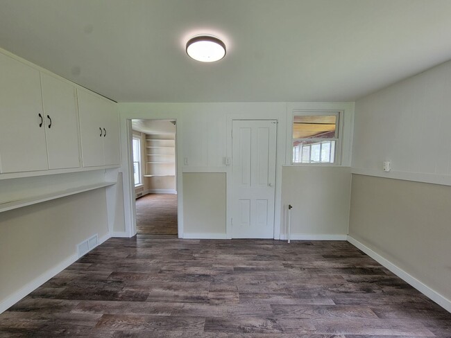 Building Photo - Updated 3-Bedroom, 1-Bathroom Home with Mo...