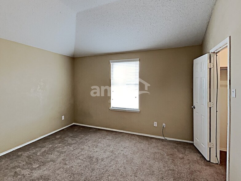 Building Photo - 1409 Prairie Dr