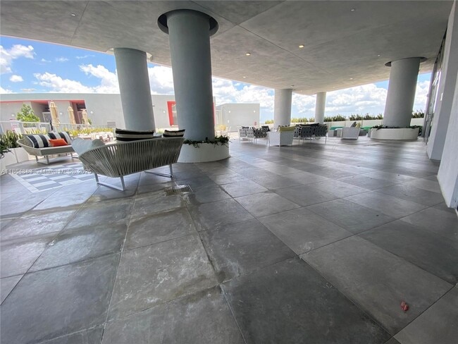 Building Photo - 2000 Metropica Wy