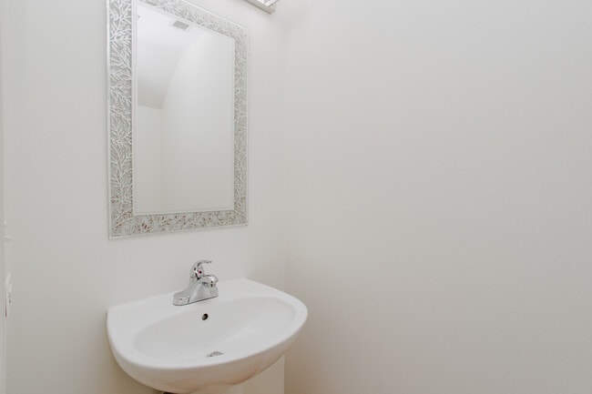 Building Photo - 1217 N Village Dr