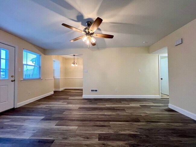 Building Photo - Stunning 2nd Floor Apartment in Telford! Parking Spot Included!