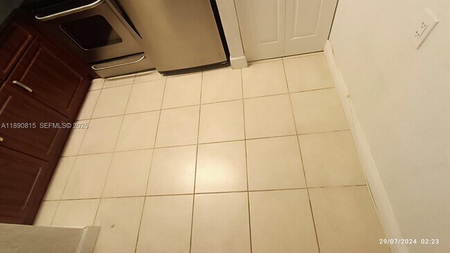 Building Photo - 2850 N Oakland Forest Dr