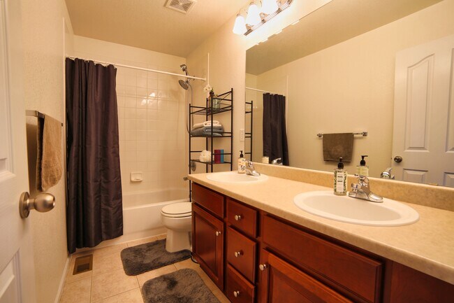 Guest bath - 10926 Brooklawn Rd