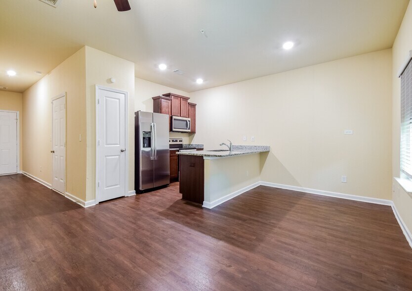 Building Photo - 606 Highwood Ln