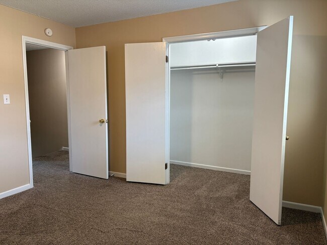 Building Photo - 2 Bedroom, 1.5 Bathroom Condo in Winston-S...
