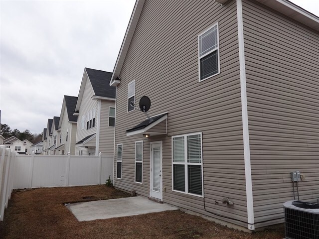 Building Photo - 130 Summer Hill Ct