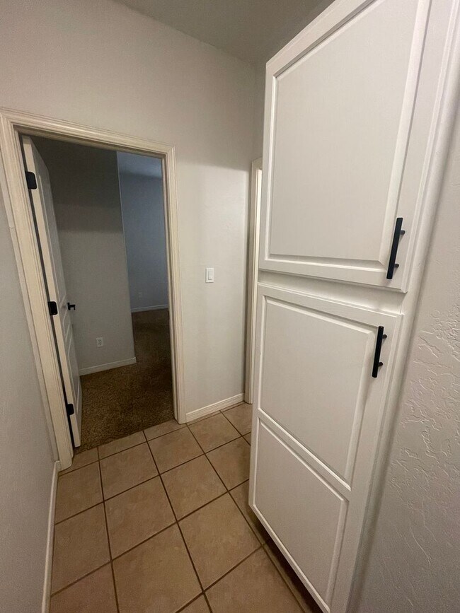 Building Photo - Gorgeous 4 bedroom/3 bathroom home located...