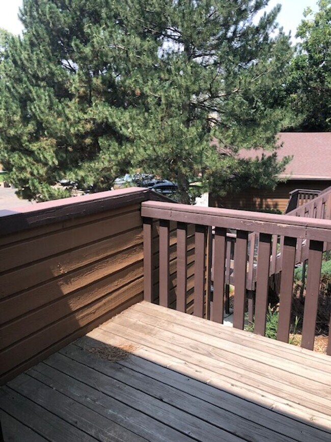 Building Photo - Spacious 1 bed/1bath/garage w fireplace.