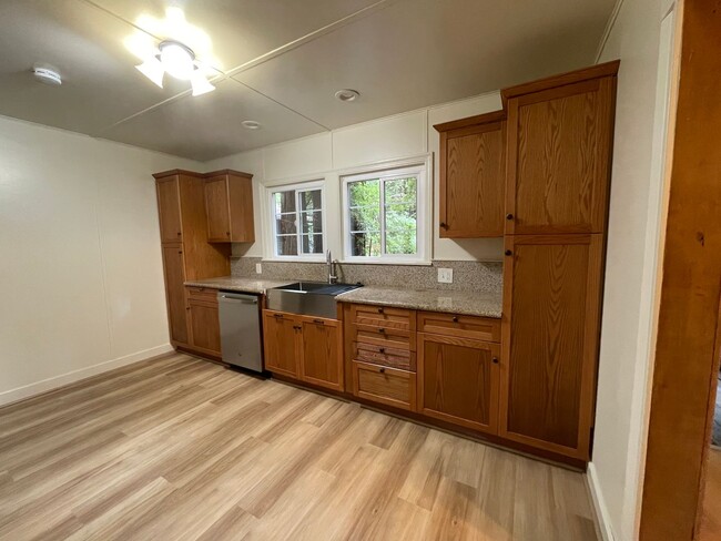 Building Photo - 1045 Sq. Ft. Private Two Bedroom One Bath ...
